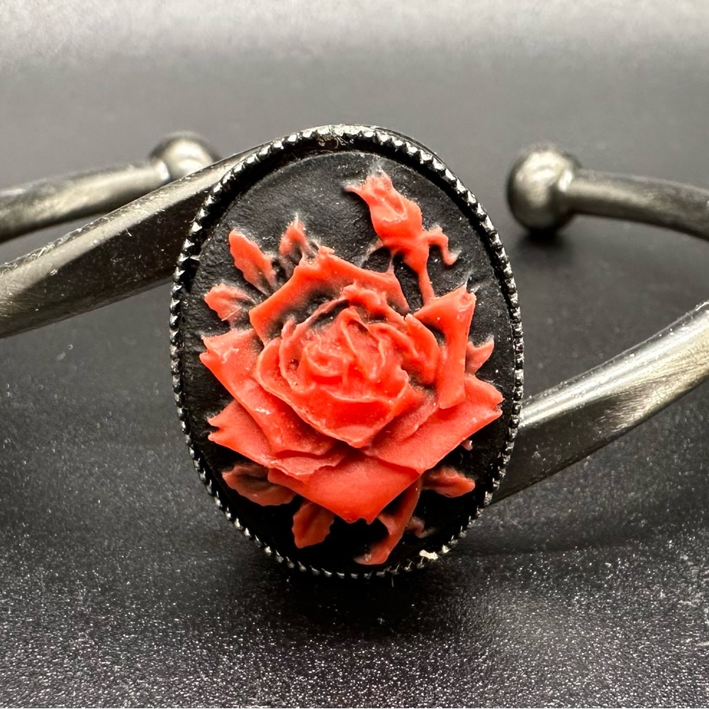 Vintage Cameo Fashion Bangle